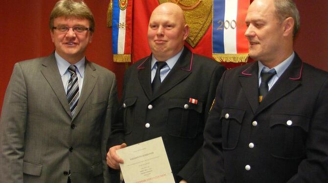 Ehrung bei der Wehr Urach (von links) Bürgermeister Elmar Rebmann, Jörg Lang und Kommandant Peter Kuhn.  FOTO: TBÖ