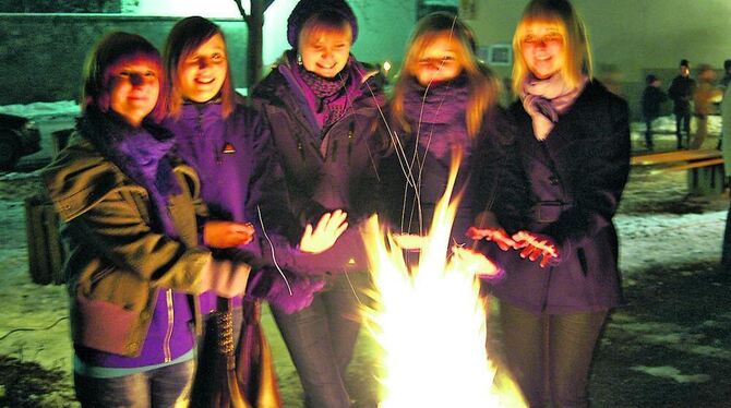 Faszinierendes Spiel der Flammen: Am Feuer, das bei der DRK Winternacht in Mägerkingen loderte, konnten die Gäste sich die Hände