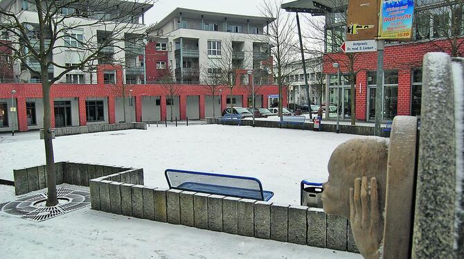 Walter-Gropius-Platz im »Schafstall«: Unter den Arkaden war bisher ein Lebensmittelhändler untergebracht. GEA-FOTO: CO