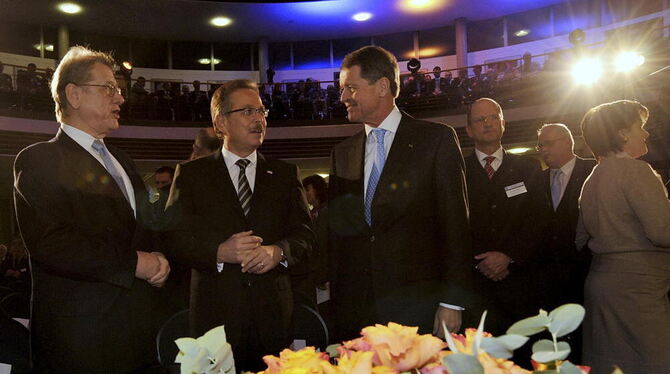 Joachim Möhrle (links), Präsident der Handwerkskammer Reutlingen, und Eberhard Reiff (Dritter von links), Präsident der Industrie- und Handelskammer Reutlingen, begrüßten beim gemeinsamen Neujahrsempfang Bosch-Chef Franz Fehrenbach als Festredner.