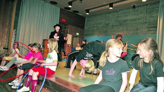 Moderator Moritz und seine tolle Truppe: Kinder der Hofschule begeisterten das Publikum. GEA-FOTO: DÖRR