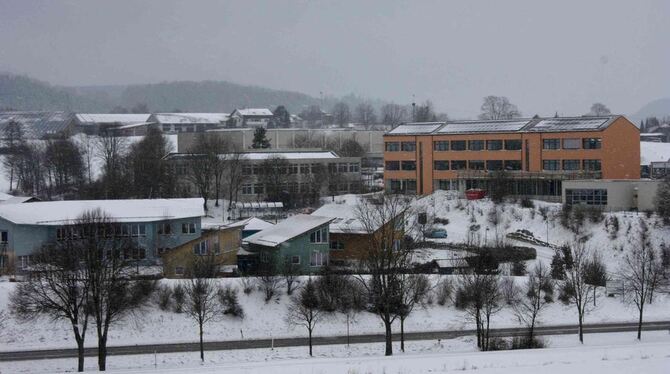 Die Nachbarschaft von Freibühlschule (rechts) und Waldorfschule (im Vordergrund) legte Überlegungen für eine gemeinsame Heizanla