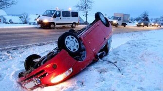 Schneeverwehungen wurden der Fahrerin dieses Autos zum Verhängnis. Sie wurde zum Glück nur leicht verletzt. 	Foto: Warnack