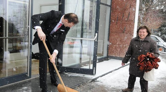 Bei dem Wetter wird jede Kraft eingesetzt: Schultes räumt für seine Bürger den Weg frei.