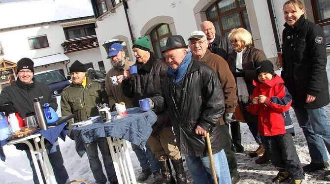 Hülbens Bürgermeister Siegfried Ganser (links), im Gespräch mit Einwohnern. FOTO: KOZJEK