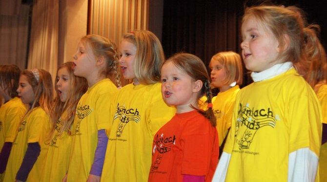 Begeisterten das Publikum für einen Kanon: die Steinlach-Kids der Chorgemeinschaft. FOTO: PETRAT