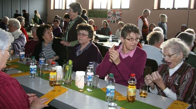 Sich miteinander gut zu unterhalten gehörte beim Nachbarschaftstreffen in Genkingen dazu. FOTO: LEIPPERT