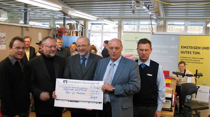 Spendenübergabe: Das Autohaus Bühle hat 7 880 Euro der Münsinger Albstiftung Zeit für Menschen vermacht. Foto Oelkuch