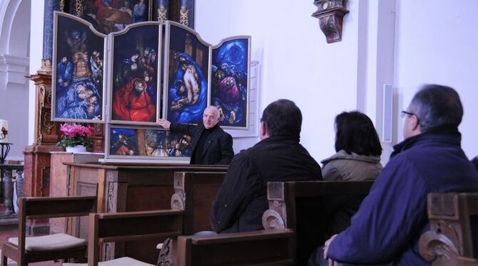 Der Mariaberger Pfarrer Hans Heppenheimer führt die Gäste der Vernissage zur Ausstellung Sieger Köders in Mariaberg in die Bildwelt der Rosenberger Altartafeln ein.	FOTO: PR