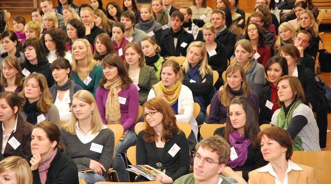 So viel wie nie: 134 Referendare gehen jetzt an die Schulen in den Kreisen Tübingen und Zollern-Alb.  FOTO: PR