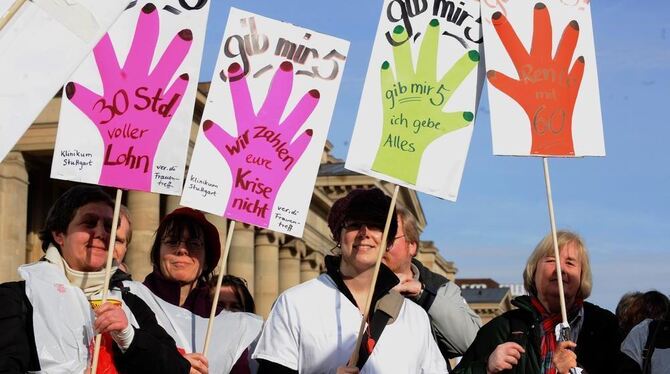 Auf dem Stuttgarter Schloßplatz demonstrieren Beschäftige des öffentlichen Dienstes für mehr Lohn.