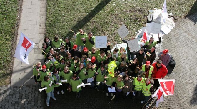 »Jetzt sind wir dran«: Warnstreik vor der Krankenpflegeschule in Bad Urach. GEA-FOTO: FINK