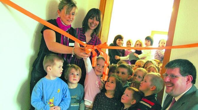 Entschlossener Schnitt mit der Schere: Die neue Kleinkindergruppe in Neuhausen ist offiziell eröffnet. GEA-FOTO: RAL