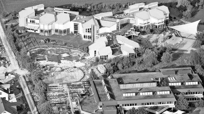 Die Dächerlandschaft des Gymnasiums ist vielfältig, aber schlecht gedämmt. Mit Geld vom Bund erhalten die Dächer eine bessere Wä