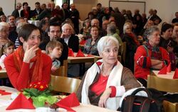 Bei leckerem Kuchen und viel Musik ließ es sich gut im Alberhaus verweilen.  FOTO: AN