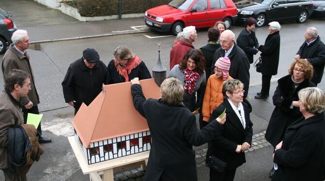 Die Kirche als schmucker Opferstock - der Nachbau der Jungschar macht's möglich. FOTO: AN