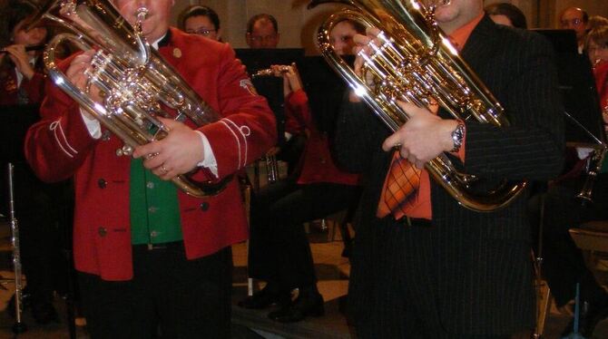 Bruno Seitz mit dem Meister des Eufoniums Ueli Kipfer (rechts). FOTO: TBÖ