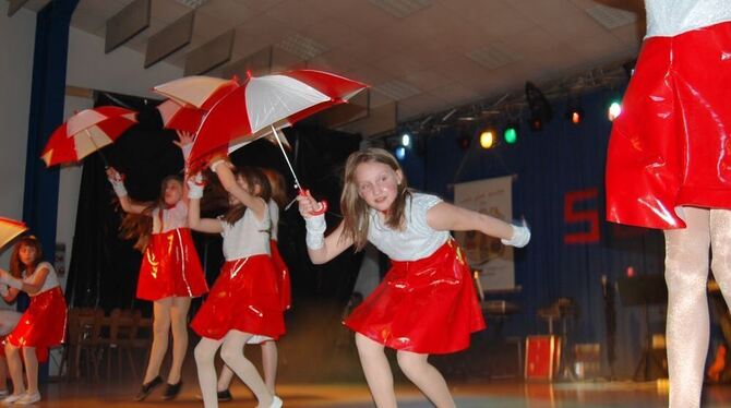 Die Top Ten tanzten in der Pfronstetter Albhalle zu »It's Raining Men« mit rot-weißen Schirmchen. FOTO: HÄS