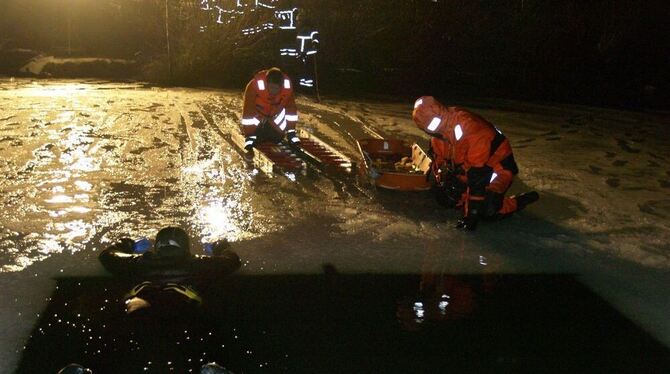 Mit dem neuen Eisrettungsanzug und der Leitermethode übte die Neckartailfinger Feuerwehr am Aileswasensee die Rettung von ins Ei