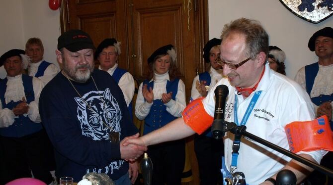 Werner Knör aus Bronnen erhielt aus der Hand von Bürgermeister Holger Jerg den städtischen Narrenorden. FOTO: BUTSCHER