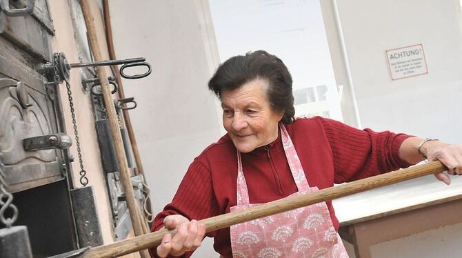 Elfriede Kehrer ist die Hüterin der Reichenecker Backstube.  FOTO: TRINKHAUS