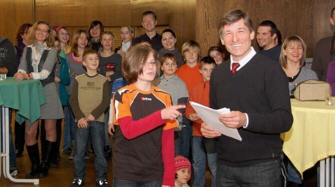 In Namen der Gemeinde ehrt Bürgermeister Klaus Bender erfolgreiche Sportlerinnen und Sportler. GEA-FOTO: LEINS