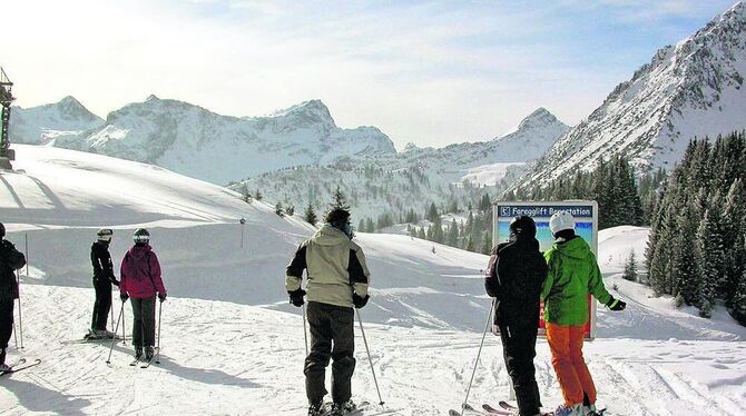 Oberhalb des Bürserberger Loischkopfs führt ein langer Skiweg sanft hinab zu den Pisten in Brand. FOTOS: LANGBergstation der Panoramabahn auf dem Burtschasattel.Altbewährte Hütten-Gemütlichkeit in Brand.