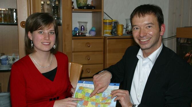 Da will sie hin: Nadine Pflaumer studiert mit Pascal Kober die USA-Karte. GEA-FOTO: SCHRADE