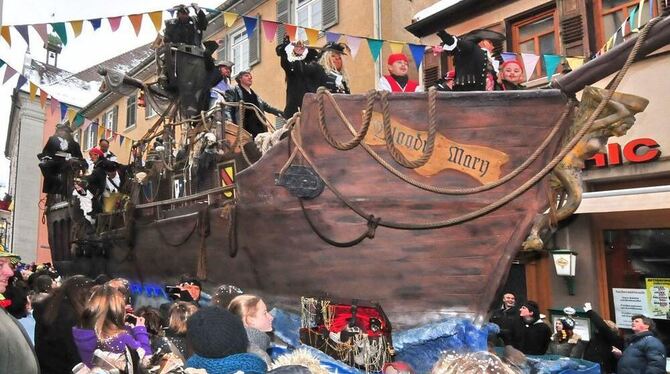 Mit der »Bloody Mary« steuerte zum ersten Mal ein Piratenschiff durch die enge Rottenburger Altstadt. GEA-FOTO: MEYER