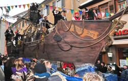 Mit der »Bloody Mary« steuerte zum ersten Mal ein Piratenschiff durch die enge Rottenburger Altstadt. GEA-FOTO: MEYER