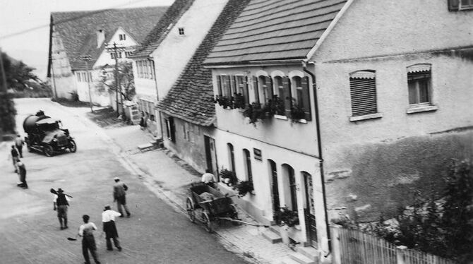 Das Gebäude-Ensemble im Jahr 1937: rechts die Metzgerei, in der Mitte der Schafstall, links das heutige »rote Haus«. FOTO: PR