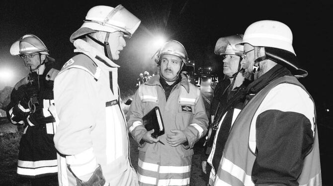 Hans-Peter Merker in einer Lagebesprechung bei einem Tanklastzug-Unfall auf der B 312. GEA-ARCHIVFOTO: MEYER