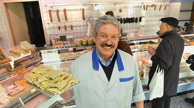 Die letzten Maultaschen: Morgen schließt Fleischermeister Adolf Müller seinen Laden. FOTO: TRINKHAUS