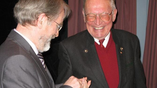 Wilhelm Koch freut sich sichtlich über den Stadtpfulben, den Bürgermeister Heß ihm gleich ans Revers stecken wird. GEA-FOTO: SAU