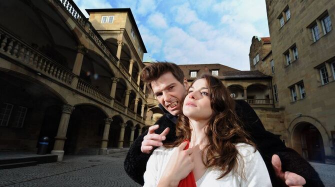 Graf Krolock (Jan Amann) und sein Opfer (Lucy Scherer) beim Fotoshooting im Hof des Alten Schlosses. Geprobt wird jedoch zunächs