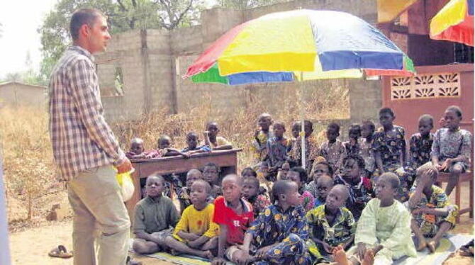 Seine Schützlinge sind ihm ans Herz gewachsen: Matthieu Binder fühlt sich in Benin wohl und gut aufgenommen. FOTO: PR