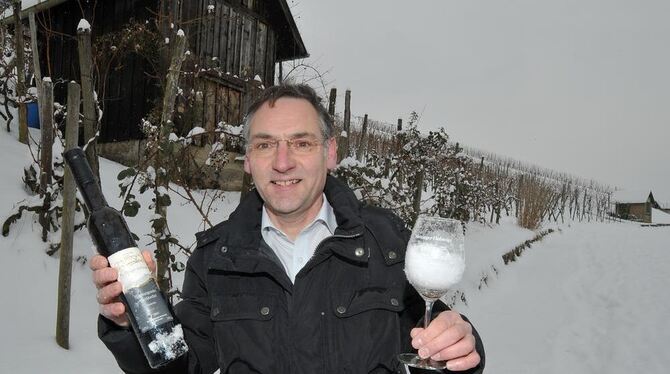 Ein Eiswein passt zu diesem Winter: Jörg Waldner, neuer Vorsitzender der Weingärtnergenossenschaft Metzingen-Neuhausen.  FOTO: N