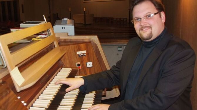 Der englische Organist Peter Litman an der Orgel der Kirche St. Josef Bad Urach.  FOTO: MAR