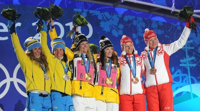 Evi Sachenbacher-Stehle und Claudia Nystad (Mitte) stürmten im Teamsprint sensationell zu Gold.