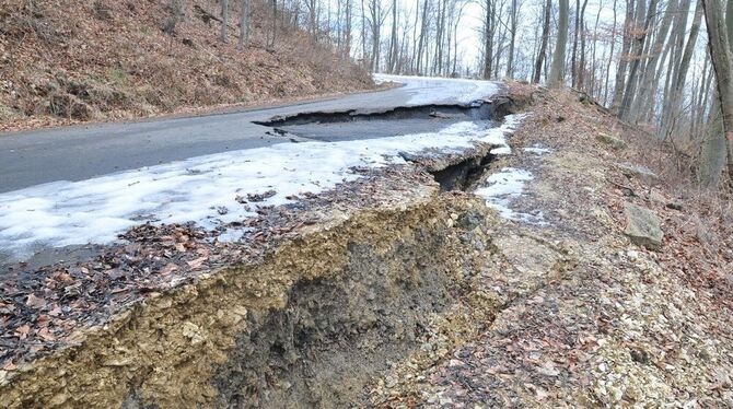 Ein Erdrutsch hat die Verbindungsstraße zwischen Belsen und Beuren zerstört. Der vom Schmelzwasser durchweichte Hang ist noch ni