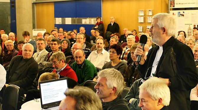 Gut 300 Oststadtbewohner, unter ihnen die Sprecher der Bürgerinitiative ILOS, kamen zur Verkehrsrunde ins Rathaus.