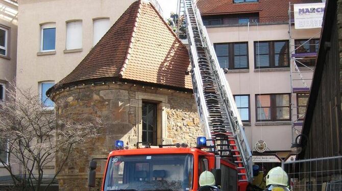 Mit Drehleitern verschaffen sich Feuerwehrleute Zugang zur Brandstelle.