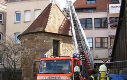 Mit Drehleitern verschaffen sich Feuerwehrleute Zugang zur Brandstelle.