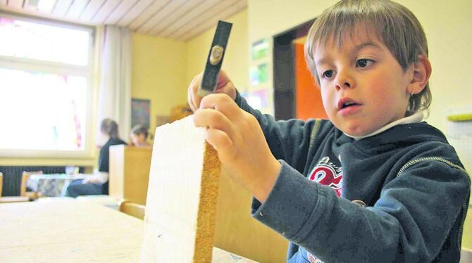 Oben toben, unten kreativ sein: großer Hammer in kleinen Kinderhänden.  FOTO: DÜRR