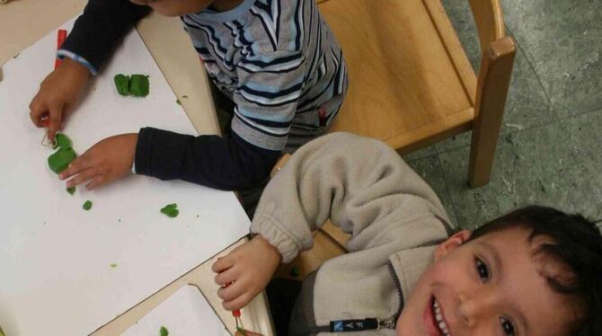 Basteln, spielen, lernen - im Kindergarten »Unter dem Regenbogen« in der Dettinger Buchhalde sind auch Kinder unter drei Jahren