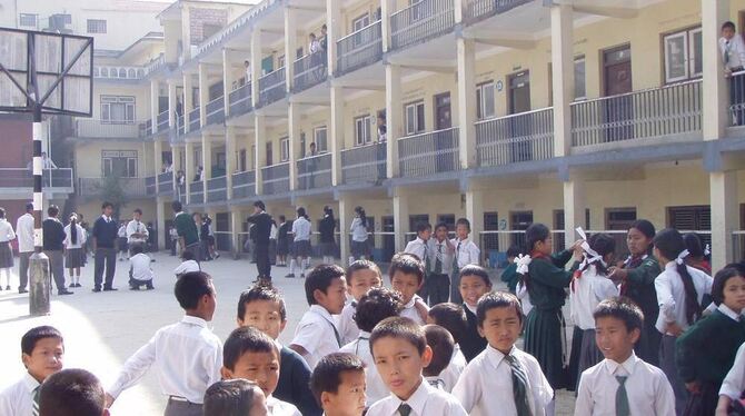 Ungefähr tausend Schüler und Studenten erhalten in der Kailash-Bhodhi-School in einem Vorort von Kathmandu eine Schulausbildung.