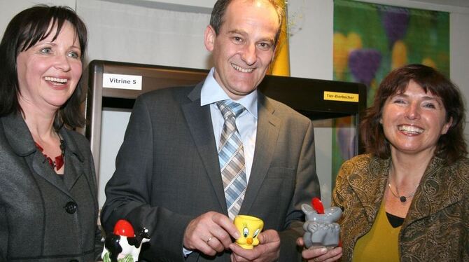 Tweety für den Bürgermeister: Uwe Morgenstern hat gemeinsam mit Museumsleiterin Anna Barkefeld (links) die Ausstellung mit "kult