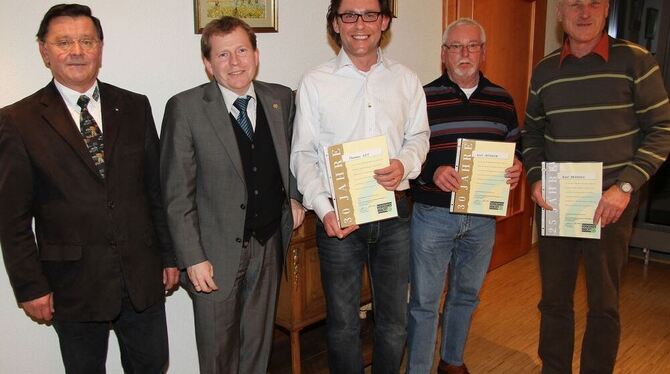 Franz Endler (von links) ehrte langjährige Mitglieder der Verkehrswacht: Bürgermeister Münzing als Vertreter der Stadt Münsingen