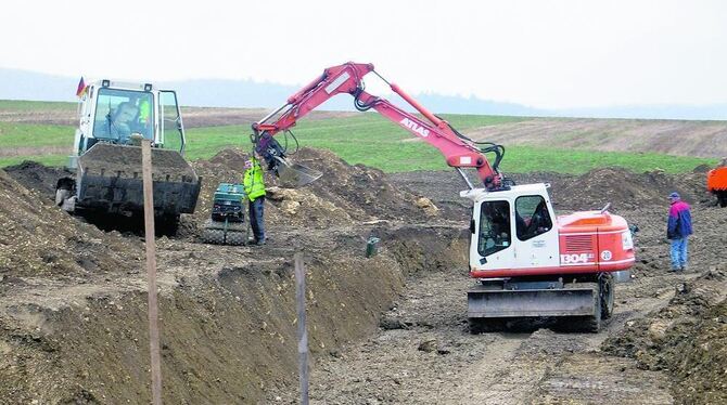 Die Erschließung des Gewerbegebiets Vogelsang in Dettingen, zwischen Ortsrand, B 28 und Zubringer zur Umgehungsstraße gelegen, g