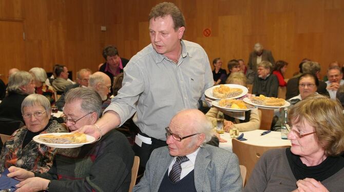 Lecker duftend und heiß serviert: Die Reutlinger ließen sich am Mittwoch die Schiedwecken-Pasteten schmecken.  FOTO: ANSTÄDT